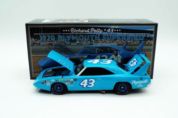 Richard Petty #43 NASCAR 1970 Superbird University of Racing 1:24 Autographed